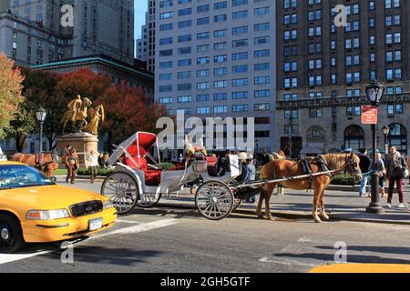 New York, Etats-Unis - 21 novembre 2010 : pilote de calèche à Central Park. Les calèches sont un merveilleux moyen de découvrir la beauté du CEN Banque D'Images