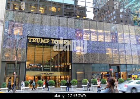 New York, Etats-Unis - 21 novembre 2010 : Trump Tower à NYC la nuit Banque D'Images