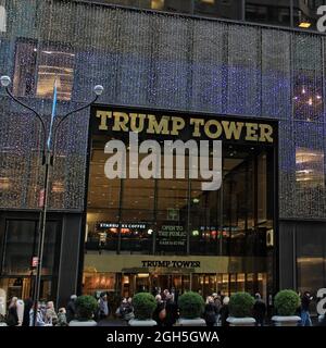 New York, Etats-Unis - 21 novembre 2010 : Trump Tower à NYC la nuit Banque D'Images