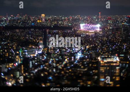 Tokyo, Japon. 5 septembre 2021. Les feux d'artifice explosent au-dessus du stade olympique lors de la cérémonie de clôture des Jeux paralympiques de Tokyo de 2020 à Tokyo, au Japon, le 5 septembre 2021. Credit: Xiong Qi/Xinhua/Alay Live News Banque D'Images