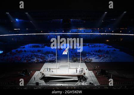 Tokyo, Japon. 5 septembre 2021. Le drapeau paralympique est retiré lors de la cérémonie de clôture des Jeux paralympiques de Tokyo de 2020 au stade olympique de Tokyo, au Japon, le 5 septembre 2021. Credit: Zhu Wei/Xinhua/Alay Live News Banque D'Images