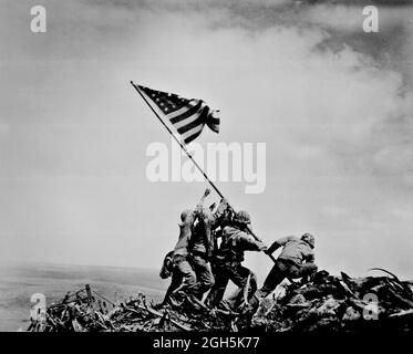 Lever le drapeau sur Iwo Jima en février 1945 Banque D'Images