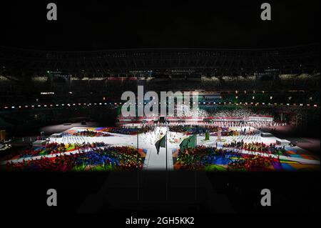 Tokyo, Japon. 5 septembre 2021. Les porteurs de drapeau entrent dans le stade olympique lors de la cérémonie de clôture des Jeux paralympiques de Tokyo de 2020 à Tokyo, au Japon, le 5 septembre 2021. Credit: Zhu Wei/Xinhua/Alay Live News Banque D'Images