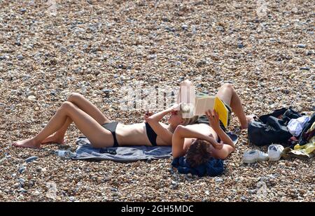 Brighton Royaume-Uni 5 septembre 2021 - les baigneurs de soleil profiter du soleil sur la plage de Brighton comme le temps chaud est prévu pour se poursuivre au cours des prochains jours en Grande-Bretagne avec des températures qui devraient atteindre le centigrade élevé de 20s dans certaines régions : crédit Simon Dack / Alamy Live News Banque D'Images