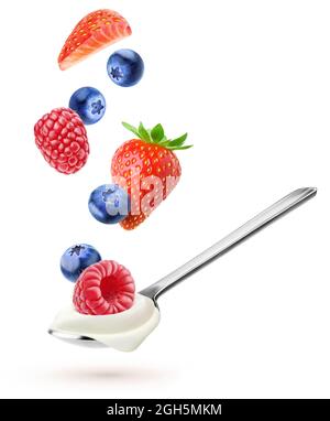 Yaourt isolé avec fruits. Cuillère avec yaourt naturel et baies tombant isolées sur fond blanc Banque D'Images
