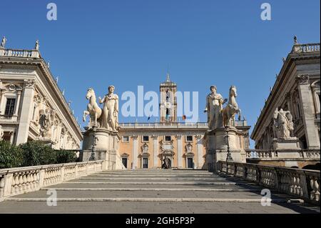 Italie, Rome, colline du Capitole, Piazza del Campidoglio, statues de Castor et Pollux et Palazzo Senatorio Banque D'Images