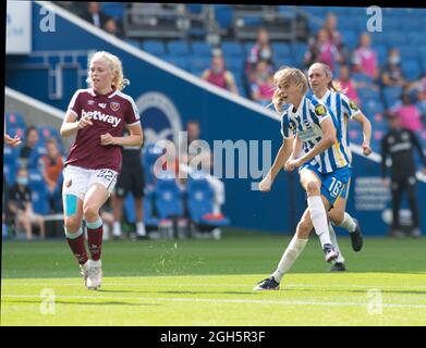 Brighton, Royaume-Uni. Le 05septembre 2021. Ellie Brazil de Brighton et Hove Albion prend un coup de feu sur le but lors du match de Super League féminin FA entre Brighton & Hove Albion Women et West Ham United Ladies au stade Amex le 5 septembre 2021 à Brighton, Royaume-Uni. (Photo de Jeff Mood/phcimages.com) Credit: PHC Images/Alamy Live News Banque D'Images