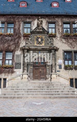 Bâtiment ancien et très décoré avec une porte impressionnante à Quedlinburg dans les montagnes Harz.Avec un imposant escalier extérieur Banque D'Images