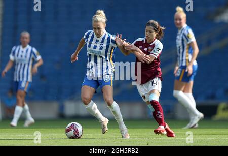 Emily Simpkins (à gauche) de Brighton et Hove Albion et Yui Hasegawa de West Ham United se disputent le match de football de la Super League féminine FA au stade AMEX de Brighton. Date de la photo: Dimanche 5 septembre 2021. Banque D'Images