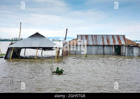 District de Bogra, Bangladesh. Le 05septembre 2021. La maison des villageois est vue entourée par les eaux d'inondation dans le district de Bogra au Bangladesh, le 5 septembre 2021. Credit: Mamunur Rashid/Alamy Live News Banque D'Images