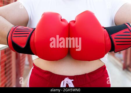 Croissent des chasseurs non reconnaissables dans des enveloppements de poignet et des gants de boxe qui secouent les poings pendant l'entraînement en journée Banque D'Images