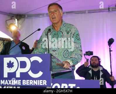 Vancouver, Canada. Le 05septembre 2021. Maxime Bernier, chef du Parti des peuples du Canada (PPC), organise un rassemblement auquel participent plusieurs centaines de partisans, malgré un changement de dernière minute et une pluie considérable au Jack Poole Plaza, au centre-ville de Vancouver, en Colombie-Britannique, le samedi 4 septembre, 2021 en tournée de sa campagne MAD MAX à travers le Canada pendant l'élection fédérale de 2021. Sous la direction de Bernier, la plate-forme PPC préconise le libre choix sur les vaccins Covid 19, l'absence de passeport vaccinal et le fait de ne pas aller à l'étranger sur la culture politiquement correcte ou d'annuler. Crédit : UPI/Alay Live News Banque D'Images