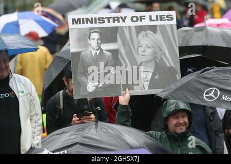 Vancouver, Canada. Le 05septembre 2021. Maxime Bernier, chef du Parti des peuples du Canada (PPC), organise un rassemblement auquel participent plusieurs centaines de partisans, malgré un changement de dernière minute et une pluie considérable au Jack Poole Plaza, au centre-ville de Vancouver, en Colombie-Britannique, le samedi 4 septembre, 2021 en tournée de sa campagne MAD MAX à travers le Canada pendant l'élection fédérale de 2021. Sous la direction de Bernier, la plate-forme PPC préconise le libre choix sur les vaccins Covid 19, l'absence de passeport vaccinal et le fait de ne pas aller à l'étranger sur la culture politiquement correcte ou d'annuler. Crédit : UPI/Alay Live News Banque D'Images
