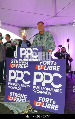 Vancouver, Canada. Le 05septembre 2021. Maxime Bernier, chef du Parti des peuples du Canada (PPC), organise un rassemblement auquel participent plusieurs centaines de partisans, malgré un changement de dernière minute et une pluie considérable au Jack Poole Plaza, au centre-ville de Vancouver, en Colombie-Britannique, le samedi 4 septembre, 2021 en tournée de sa campagne MAD MAX à travers le Canada pendant l'élection fédérale de 2021. Sous la direction de Bernier, la plate-forme PPC préconise le libre choix sur les vaccins Covid 19, l'absence de passeport vaccinal et le fait de ne pas aller à l'étranger sur la culture politiquement correcte ou d'annuler. Crédit : UPI/Alay Live News Banque D'Images