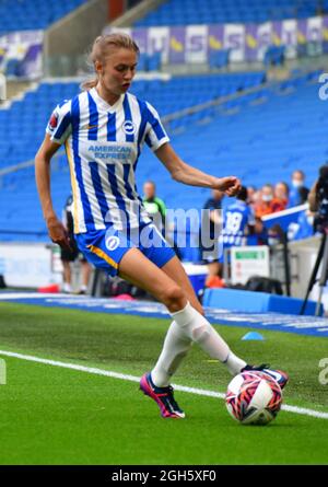 Brighton, Royaume-Uni. Le 05septembre 2021. Ellie Brazil de Brighton et Hove Albion garde le ballon en jeu lors du match de Super League féminin FA entre Brighton & Hove Albion Women et West Ham United Ladies au stade Amex le 5 septembre 2021 à Brighton, Royaume-Uni. (Photo de Jeff Mood/phcimages.com) Credit: PHC Images/Alamy Live News Banque D'Images