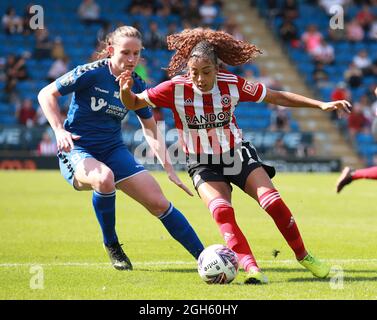 Chesterfield, Angleterre, 5 septembre 2021. Jess Clarke, de Sheffield Utd, et Sarah Robson, de Durham, lors du match de championnat féminin FA au stade technique de Chesterfield. Date de la photo : 5 septembre 2021. Le crédit photo doit être lu: Simon Bellis/Sportimage crédit: Sportimage/Alay Live News Banque D'Images