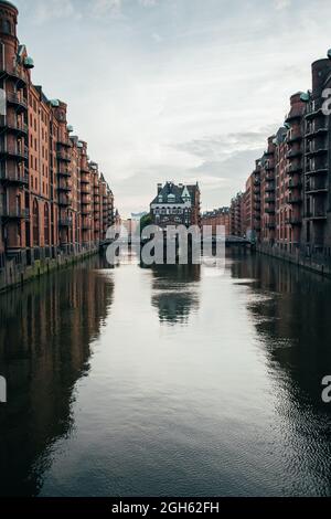 Vue sur le célèbre quartier des entrepôts de Hambourg Speicherstadt à Sunrise, Hambourg, Allemagne Banque D'Images