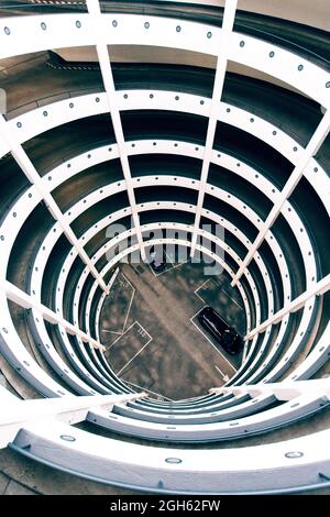 Depuis le dessus du parking en forme de spirale avec lignes courbes situé à Hambourg Banque D'Images