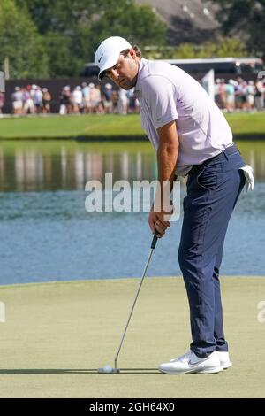 Atlanta, Géorgie, États-Unis. 4 septembre 2021. Scottie Scheffler pute le 15ème green lors de la troisième partie du championnat de 2021 AU club de golf d'East Lake. (Image de crédit : © Debby Wong/ZUMA Press Wire) Banque D'Images