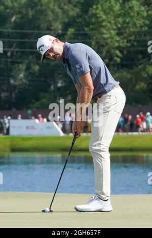 Atlanta, Géorgie, États-Unis. 4 septembre 2021. Sam Burns pute le 15ème green lors de la troisième partie du championnat de 2021 AU club de golf d'East Lake. (Image de crédit : © Debby Wong/ZUMA Press Wire) Banque D'Images