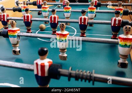 Grand angle de détail de table rétro de football avec figurines miniatures en bois de joueurs sur des barres métalliques Banque D'Images