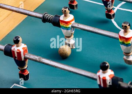 Grand angle de détail de table rétro de football avec figurines miniatures en bois de joueurs sur des barres métalliques Banque D'Images