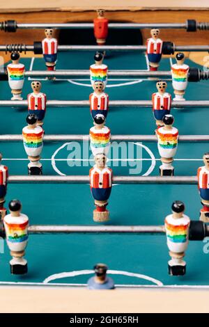 Grand angle de détail de table rétro de football avec figurines miniatures en bois de joueurs sur des barres métalliques Banque D'Images