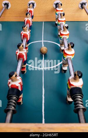 Grand angle de détail de table rétro de football avec figurines miniatures en bois de joueurs sur des barres métalliques Banque D'Images