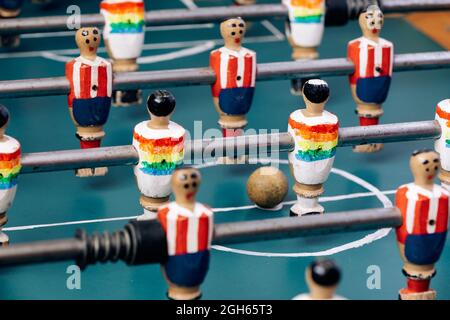 Grand angle de détail de table rétro de football avec figurines miniatures en bois de joueurs sur des barres métalliques Banque D'Images