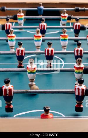 Grand angle de détail de table rétro de football avec figurines miniatures en bois de joueurs sur des barres métalliques Banque D'Images