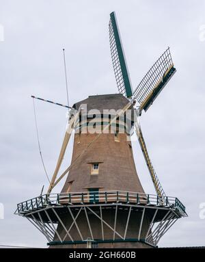 Scierie historique appelée 'de Heesterboom' dans la ville historique de Leiden, Hollande Banque D'Images