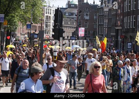 Dix mille personnes protestent « ensemble pour les pays-Bas » contre les mesures de restriction de la liberté du coronavirus le 5 septembre 2021 à Amsterdam, Banque D'Images