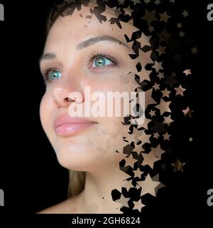 Portrait en double exposition d'une jolie femme combinée à d'innombrables étoiles Banque D'Images