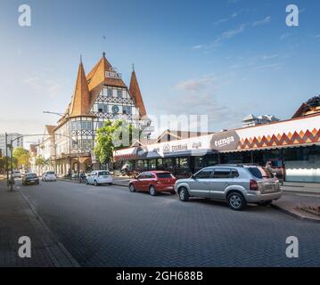 La rue XV de Novembro et l'ancien château de Moelmann, aujourd'hui Havan Store - Blumenau, Santa Catarina, Brésil Banque D'Images