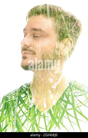 Un portrait d'un homme combiné avec des feuilles tropicales Banque D'Images