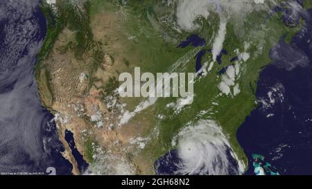 Une image du satellite GOS montre que l'ouragan IDA frappe la Nouvelle-Orléans en même temps que les feux de forêt de Caldor et de Dixie en Californie du Nord déversent de la fumée remplie de carbone dans l'atmosphère de la planète Terre, le 29 août 2021, aux États-Unis d'Amérique. (Photo NOAA) Banque D'Images