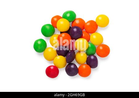 Bonbons multicolores dragee en vrac isolé sur fond blanc. Vue de dessus Banque D'Images