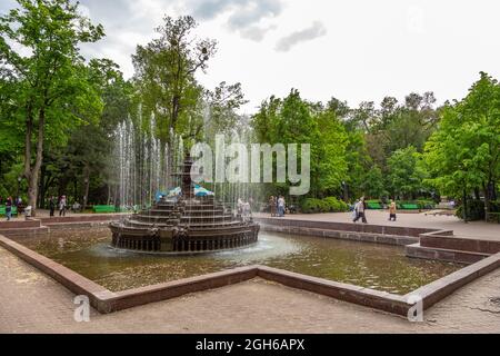 Chisinau, République de Moldova - 03 mai 2016 : fontaine décorative dans le Grand Parc central de Stephen. Le centre de la capitale. Banque D'Images