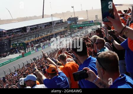 05.09.2021, circuit Park Zandvoort, Zandvoort, FORMULE 1 GRAND PRIX DE HOLLANDE HEINEKEN 2021, dans la photo les tribunes complètes de Zandvoort, les fans célèbrent leur héros Max Verstappen (NEL # 33), Red Bull Racing Honda. Début de la course : Max Verstappen (NEL # 33), Red Bull Racing Honda, Lewis Hamilton (GBR # 44), Mercedes-AMG Petronas Formula One Team, Valtteri Bottas (fin # 77), Mercedes-AMG Petronas Formula One Team, Pierre Gasly ( FRA # 10), Scuderia AlphaTauri Honda, Fernando Alonso (ESP Alpine Team, Esteban # 14), Esteban Esteban Esteban (ESP alp (FRA # 31), Alpine F1 Team, Lando Norris (GBR # 4), McLaren F1 Team, Daniel RI Banque D'Images