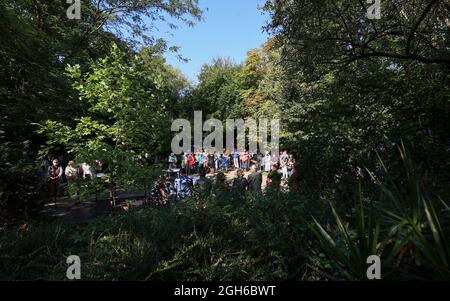 Budapest, Hongrie. Le 05septembre 2021. Les démocrates hongrois ont exprimé leur solidarité par l'église, pendant le service qu'ils ont protesté dans le cimetière, les institutions maintenues par la congrégation étant rendues impossibles par le gouvernement, et des dons ont été recueillis pour l'église lors de l'événement. Crédit: Gabriella Barbara/Alay Live News Banque D'Images