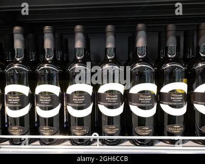 Moscou, Russie - janvier 16. 2020. Riesling - vin blanc sec sur le comptoir dans le magasin Pyaterochka Banque D'Images