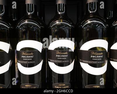 Moscou, Russie - janvier 16. 2020. Riesling - vin blanc sec sur le comptoir dans le magasin Pyaterochka Banque D'Images