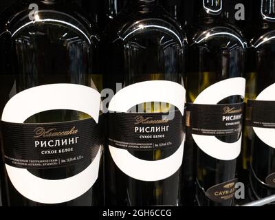 Moscou, Russie - janvier 16. 2020. Riesling - vin blanc sec sur le comptoir dans le magasin Pyaterochka Banque D'Images