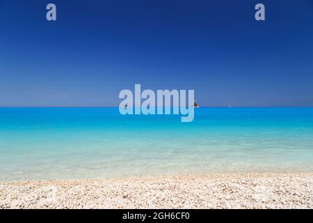 Vue fantastique à Myrtos Beach avec eau turquoise et bleu de la mer Ionienne. Paysage d'été de destination de voyage célèbre et extrêmement populaire en Céphalonie, Grèce, Europe Banque D'Images