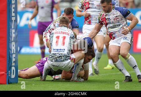 Matthew Storton de Hull KR marque un essai qui est plus tard exclu lors du match de la Super League de Betfred à St James' Park, Newcastle. Date de la photo: Dimanche 5 septembre 2021. Banque D'Images