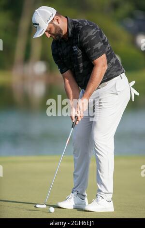 Atlanta, Géorgie, États-Unis. 4 septembre 2021. Jon Rahm pute le 15ème vert lors de la troisième partie du championnat de 2021 AU club de golf d'East Lake. (Image de crédit : © Debby Wong/ZUMA Press Wire) Banque D'Images