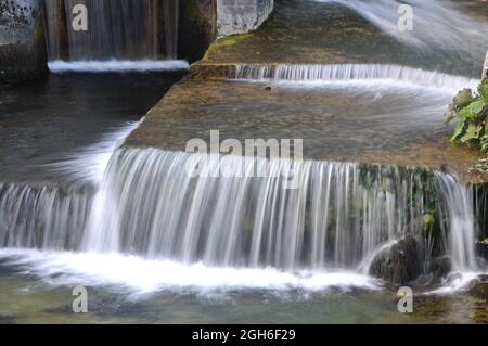 Petite cascade dans la forêt. Petite cascade de cours d'eau sur la forêt de printemps. Banque D'Images