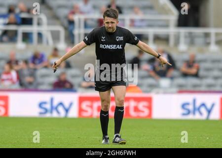 Newcastle, Royaume-Uni. Le 05septembre 2021. L'arbitre Marcus Griffiths donne des instructions pendant le match à Newcastle, Royaume-Uni, le 9/5/2021. (Photo de Simon Whitehead/News Images/Sipa USA) crédit: SIPA USA/Alay Live News Banque D'Images