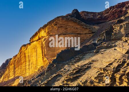 Vue sur le volcan Linosa appelé Monte Nero sur la plage de Cala pozzolana di Ponente, Sicile Banque D'Images