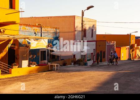Linosa, Italie - juillet 23 : vue sur les maisons de Linosa au coucher du soleil en été. Linosa est l'une des îles Pelagie dans le canal de la Sicile Banque D'Images